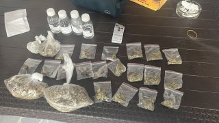 Կոտայքի մարզի բնակիչը կալանավորվել է՝ շուրջ 850 գրամ քաշով «Մարիխուանա» և մի քանի տեսակի սինթետիկ թմրամիջոցների ապօրինի շրջանառության մեղադրանքով (լուսանկարներ)